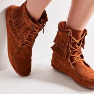 Free People x Minnetonka Tramper Double Fringe Moccasin Boots Sz 10 Brown Suede